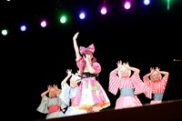 ライブ中のきゃりーぱみゅぱみゅ。