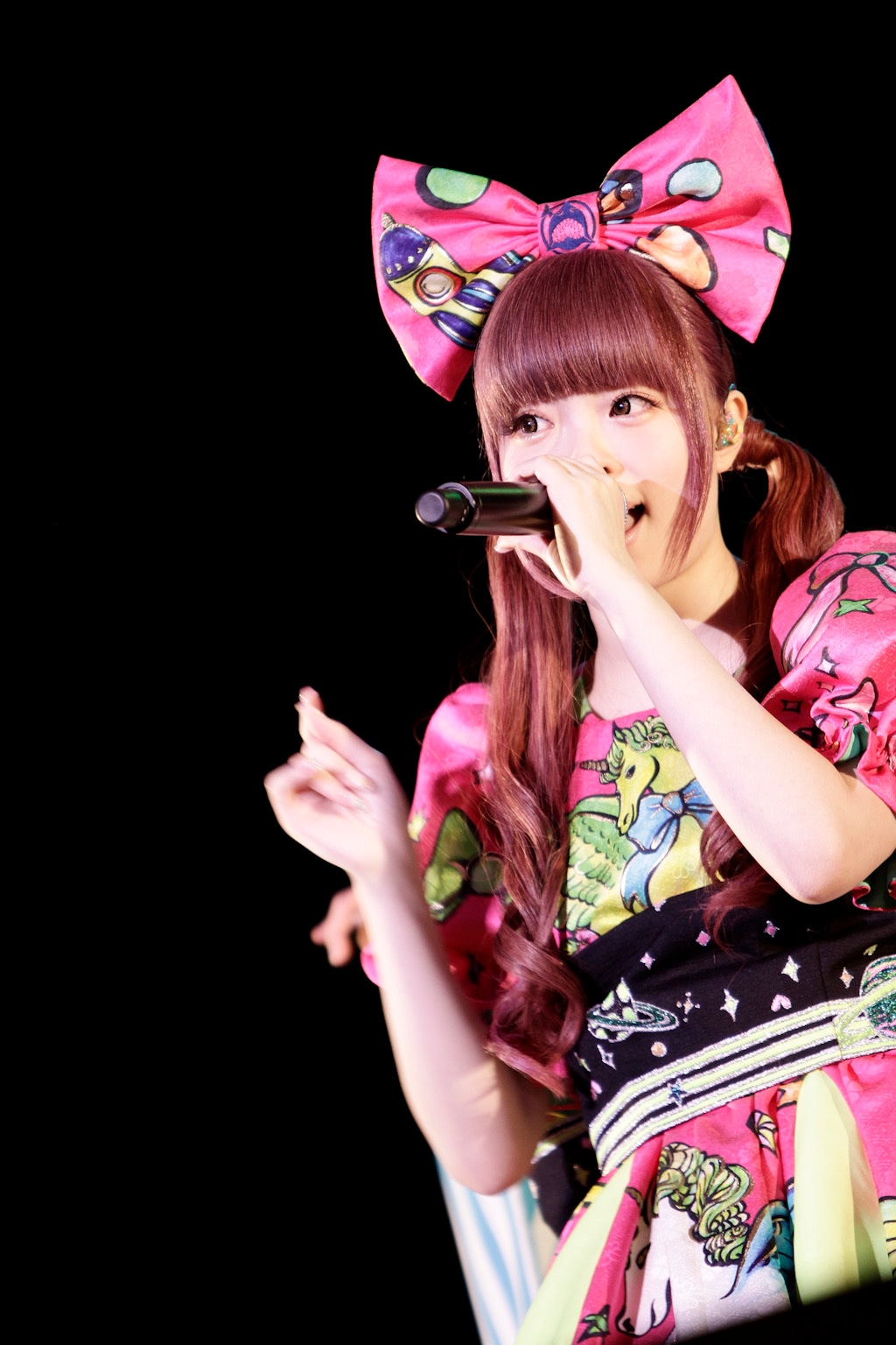 ライブ中のきゃりーぱみゅぱみゅ。
