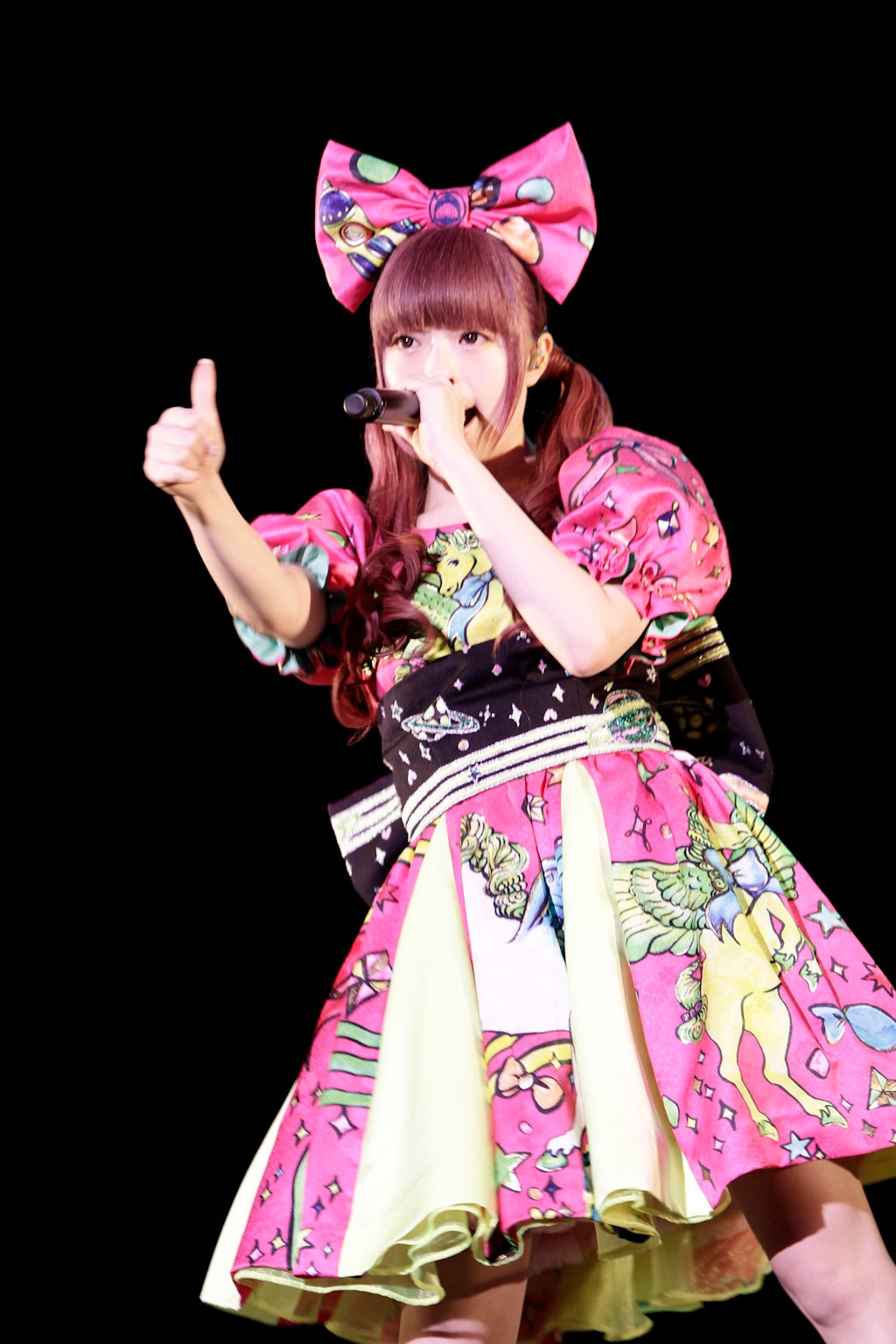 ライブ中のきゃりーぱみゅぱみゅ。