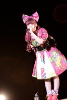 ライブ中のきゃりーぱみゅぱみゅ。