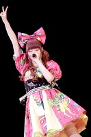 「ふりそでーしょん」の歌い終わりに、場内のオーディエンスに向かって「成人おめでとうございまーす！」と呼びかけたきゃりーぱみゅぱみゅ。