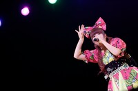 ライブ中のきゃりーぱみゅぱみゅ。