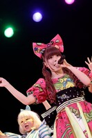 ライブ中のきゃりーぱみゅぱみゅ。