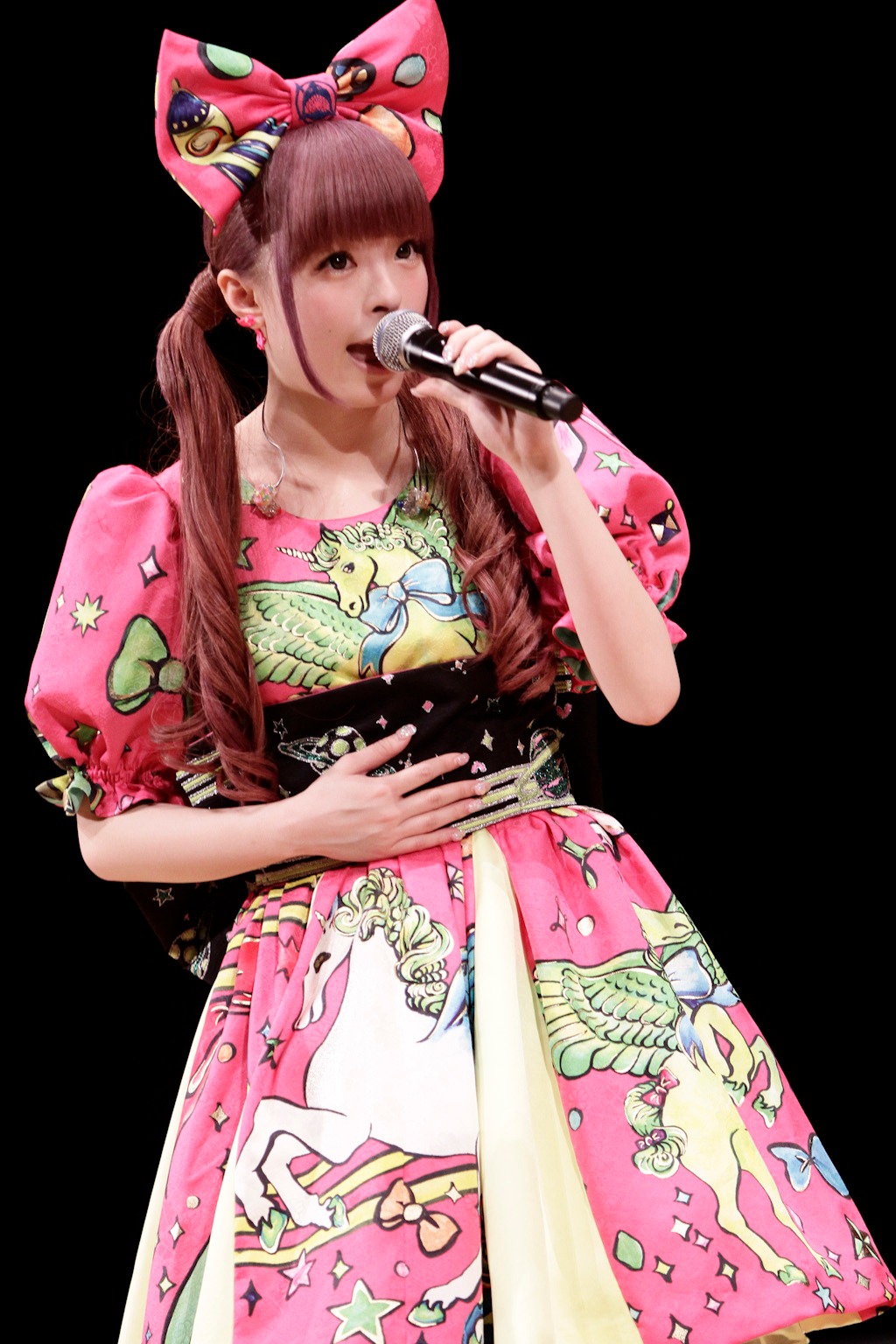 ライブ中のきゃりーぱみゅぱみゅ。