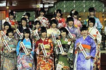 仁藤萌乃、峯岸みなみ、指原莉乃、横山由依、田名部生来（下段左から）、仲俣汐里、島田晴香、大場美奈、小木曽汐莉、佐藤聖羅、矢方美紀、（中段左から）、福本愛菜、山田菜々、梅本まどか、小林亜実、柴田阿弥、日置実希（上段左から）