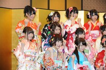 仁藤萌乃、峯岸みなみ（下段左から）、仲俣汐里、島田晴香、大場美奈（中段左から）、福本愛菜、山田菜々、梅本まどか、小林亜実（上段左から）