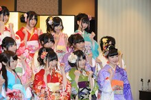 峯岸みなみ、指原莉乃、横山由依、田名部生来（下段左から）、大場美奈、小木曽汐莉、佐藤聖羅、矢方美紀（中段左から）、小林亜実、柴田阿弥、日置実希（上段左から）