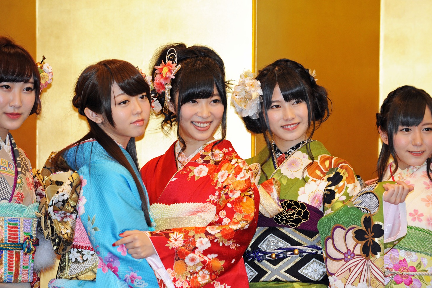 仁藤萌乃、峯岸みなみ、指原莉乃、横山由依、大場美奈（左から）