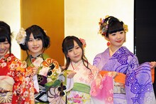 横山由依、大場美奈、田名部生来（左から）