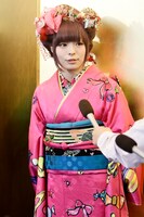 記者からの質問に答えるきゃりーぱみゅぱみゅ。