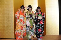 福本愛菜、横山由依、山田菜々（左から）