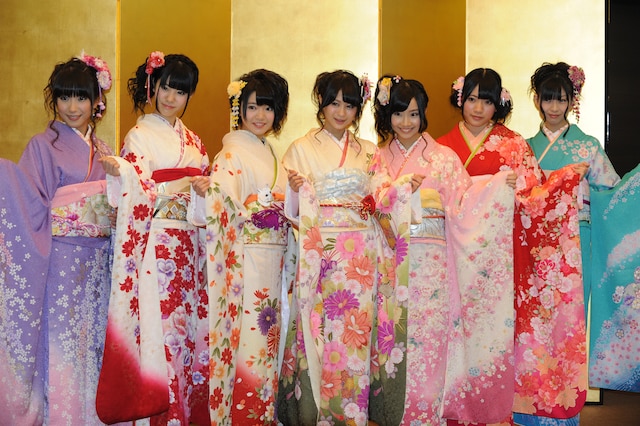 佐藤聖羅、梅本まどか、矢方美紀、小木曽汐莉、柴田阿弥、小林亜実、日置実希（左から）