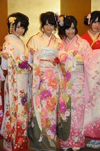 矢方美紀、小木曽汐莉、柴田阿弥（左から）