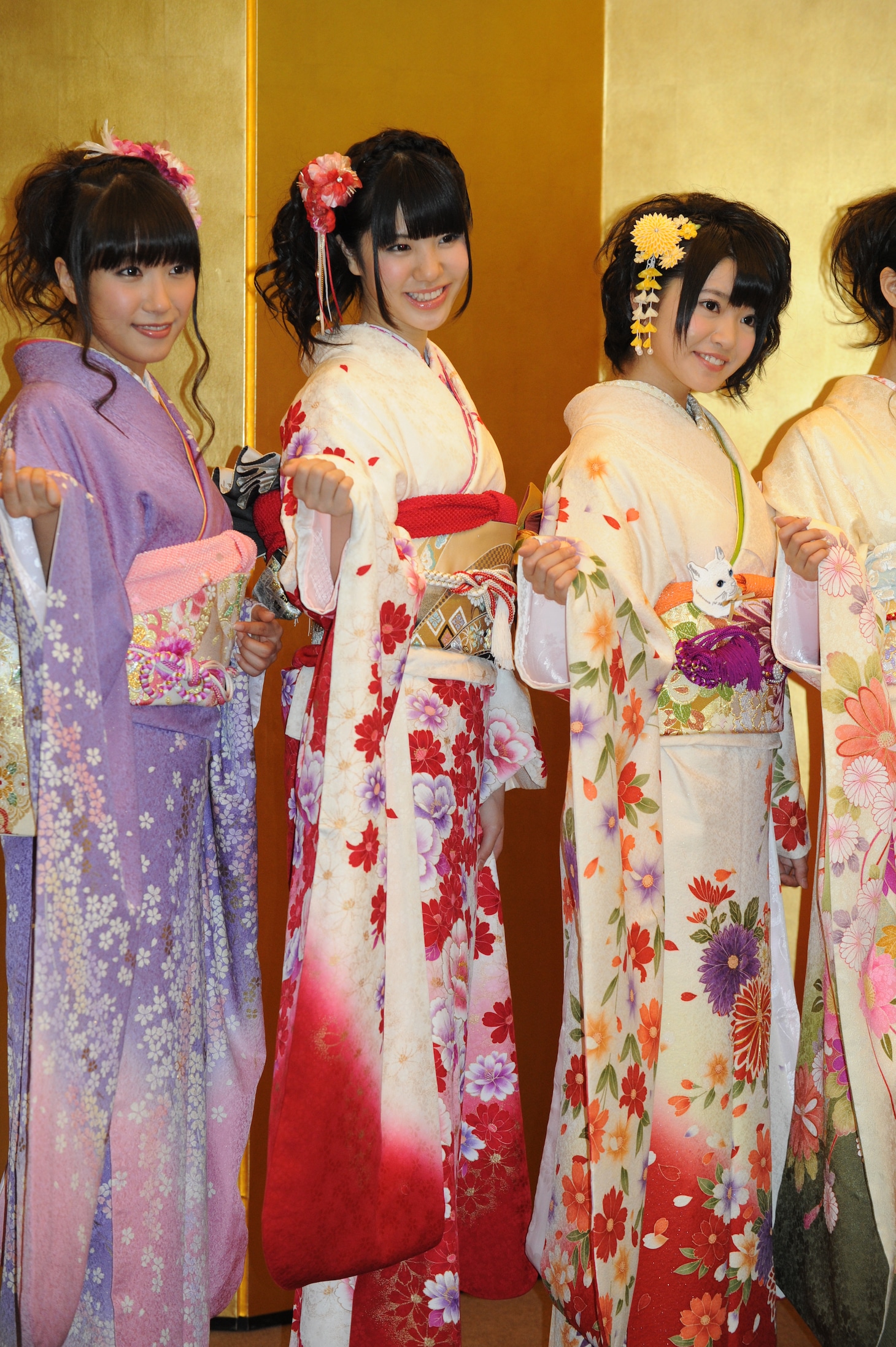 佐藤聖羅、梅本まどか、矢方美紀（左から）
