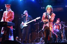 「シングルベッド」を演奏するシャ乱Q。