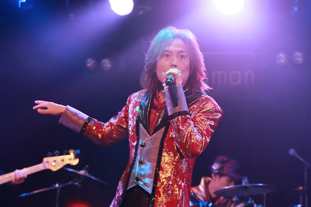 「シングルベッド」を歌唱するつんく♂。