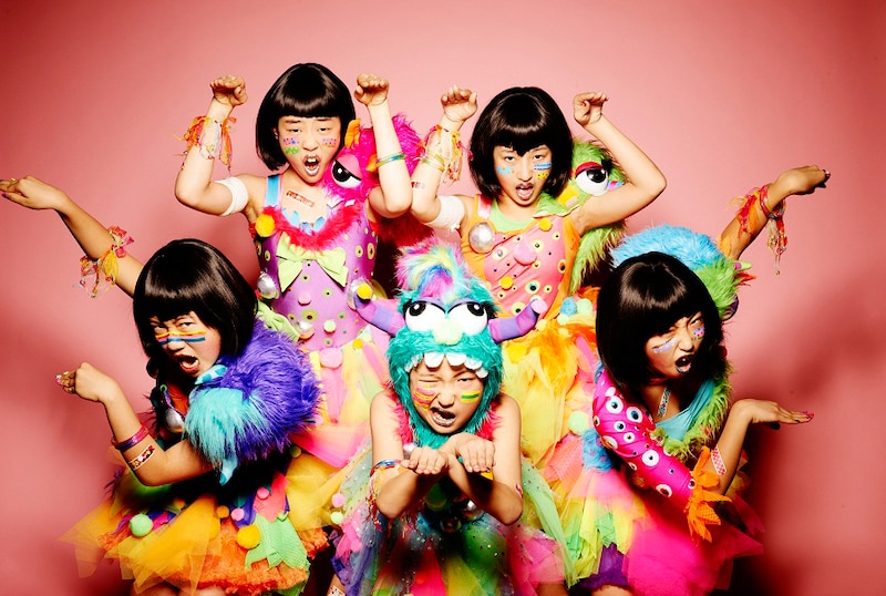 巳年の幕開けに合わせ“蛇拳”のポーズを取るTEMPURA KIDZ。