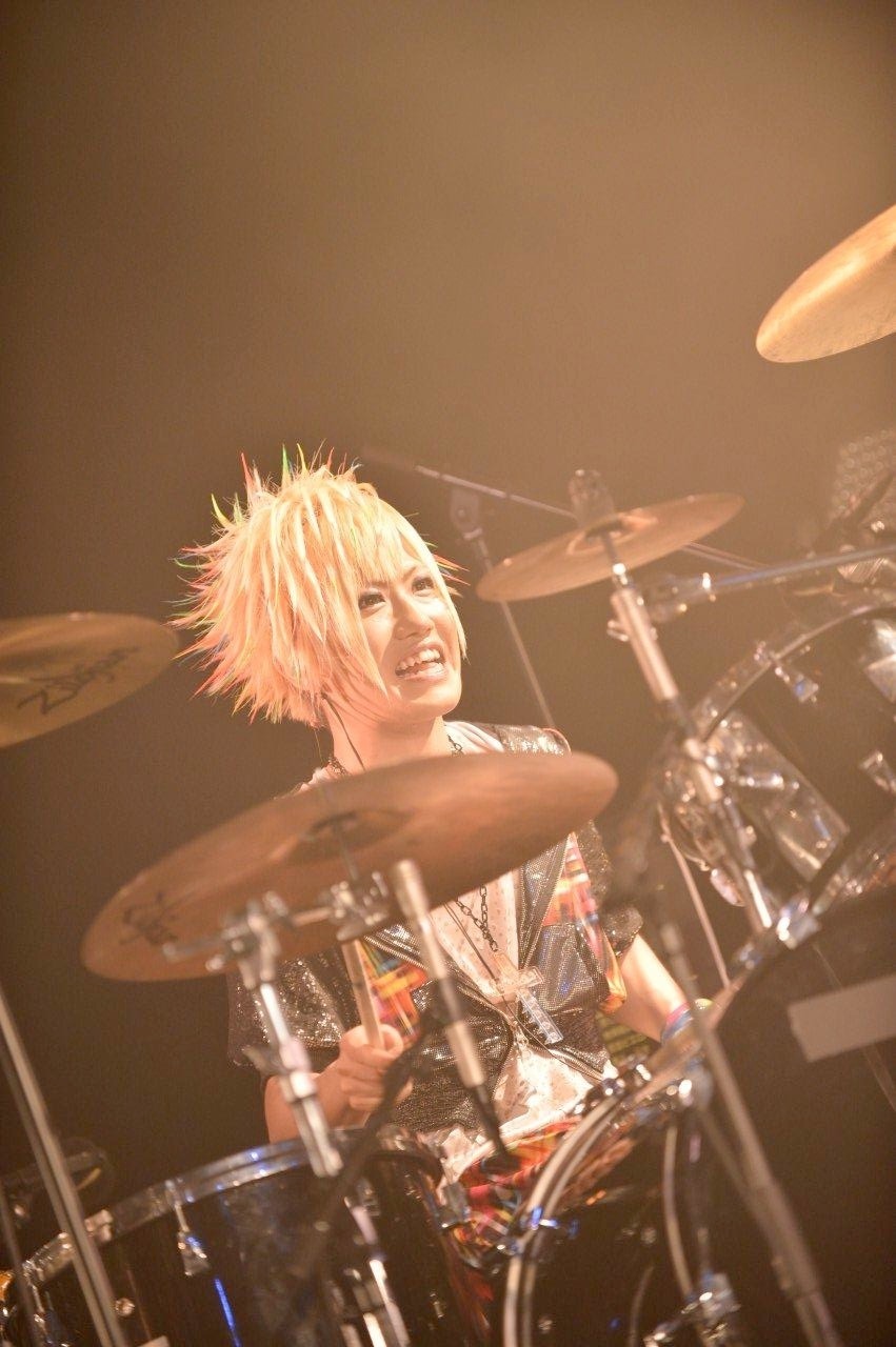 Takeshi（Dr）（撮影：江隈麗志）