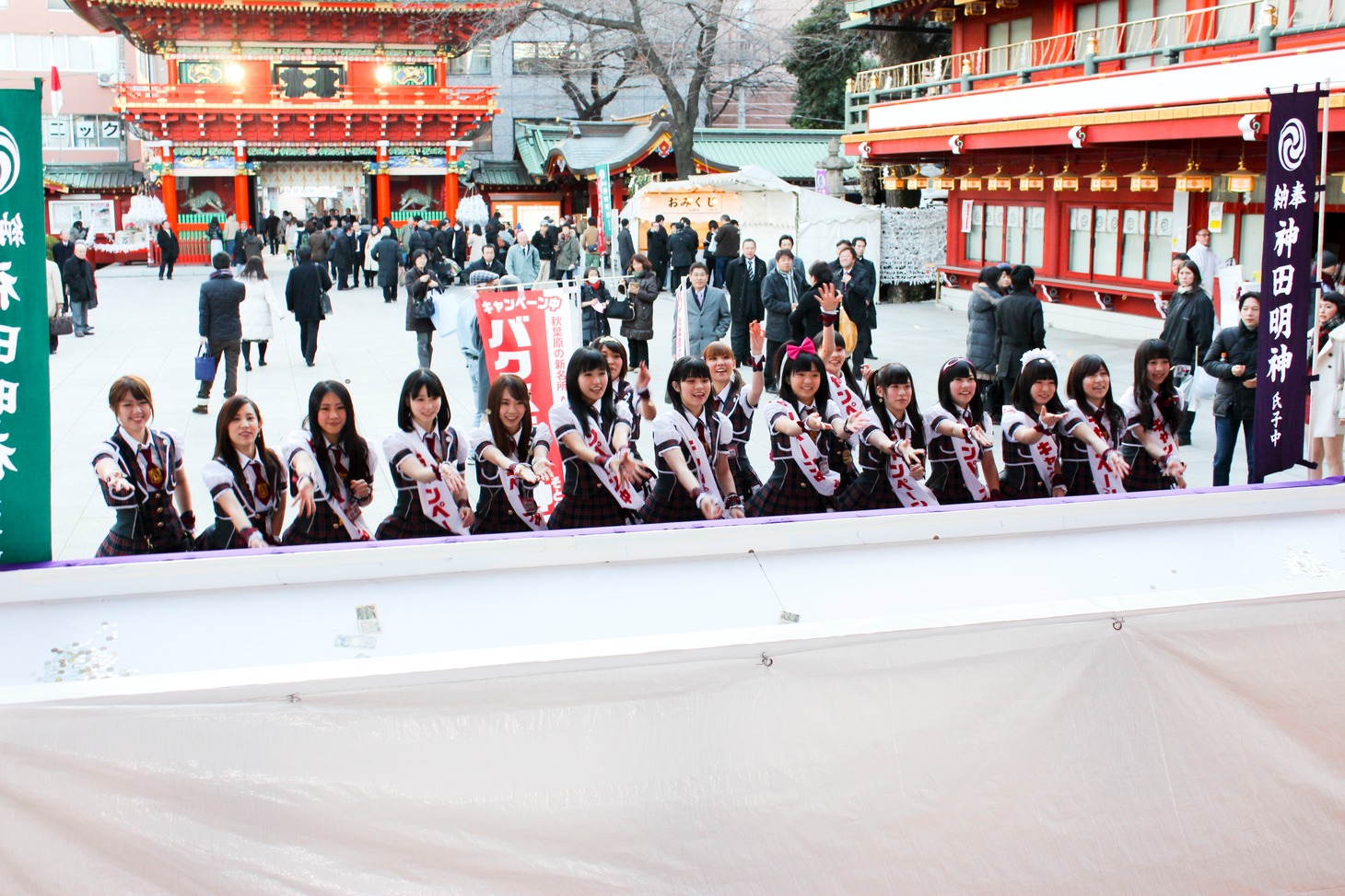 東京・神田明神本殿前の賽銭箱に並ぶバクステ外神田一丁目選抜メンバー。