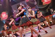 1月12、13日に行われた「SUPER☆GiRLS 新春LIVE アイドルストリートカーニバル2013」の様子。