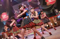 1月12、13日に行われた「SUPER☆GiRLS 新春LIVE アイドルストリートカーニバル2013」の様子。