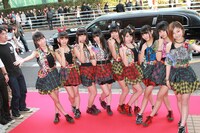 黒のリムジンで会場入りするCheeky Parade。