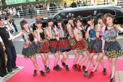 黒のリムジンで会場入りするCheeky Parade。