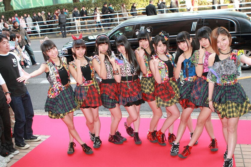 黒のリムジンで会場入りするCheeky Parade。