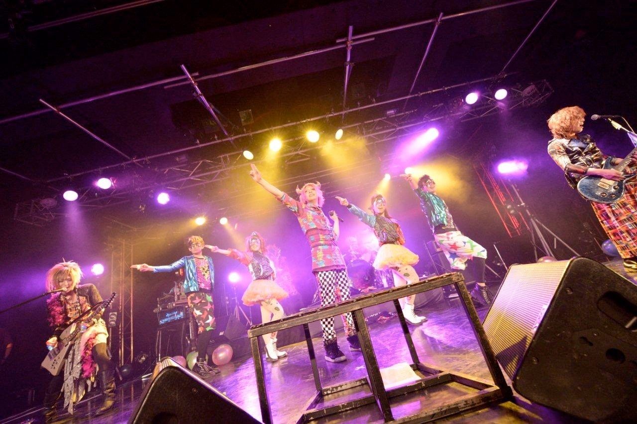 1月13日に東京・新宿BLAZEで開催されたライブ「みなさんのおかげでしたっ！」の様子。（撮影：江隈麗志）