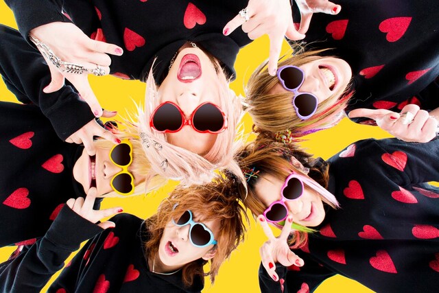 アーティスト写真を一新したカメレオ。