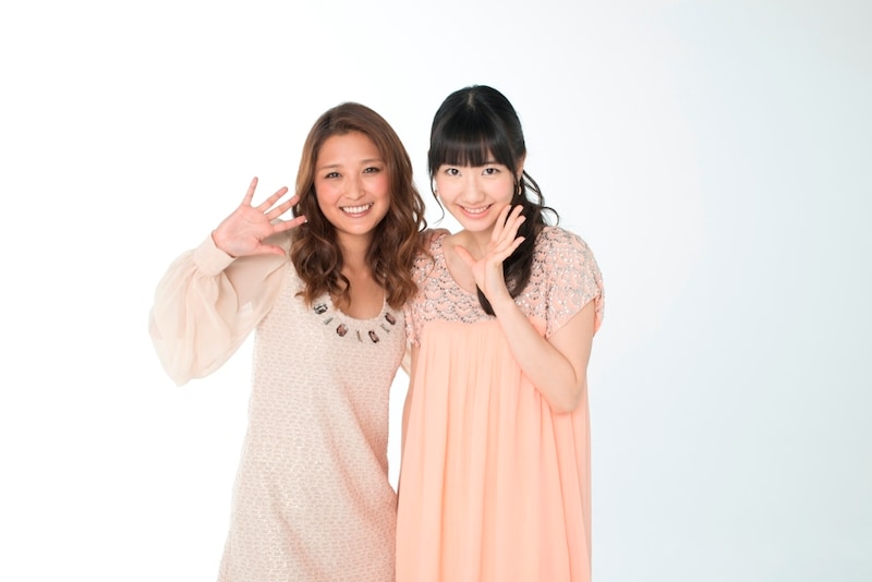 石川梨華（写真左）と柏木由紀(右）。