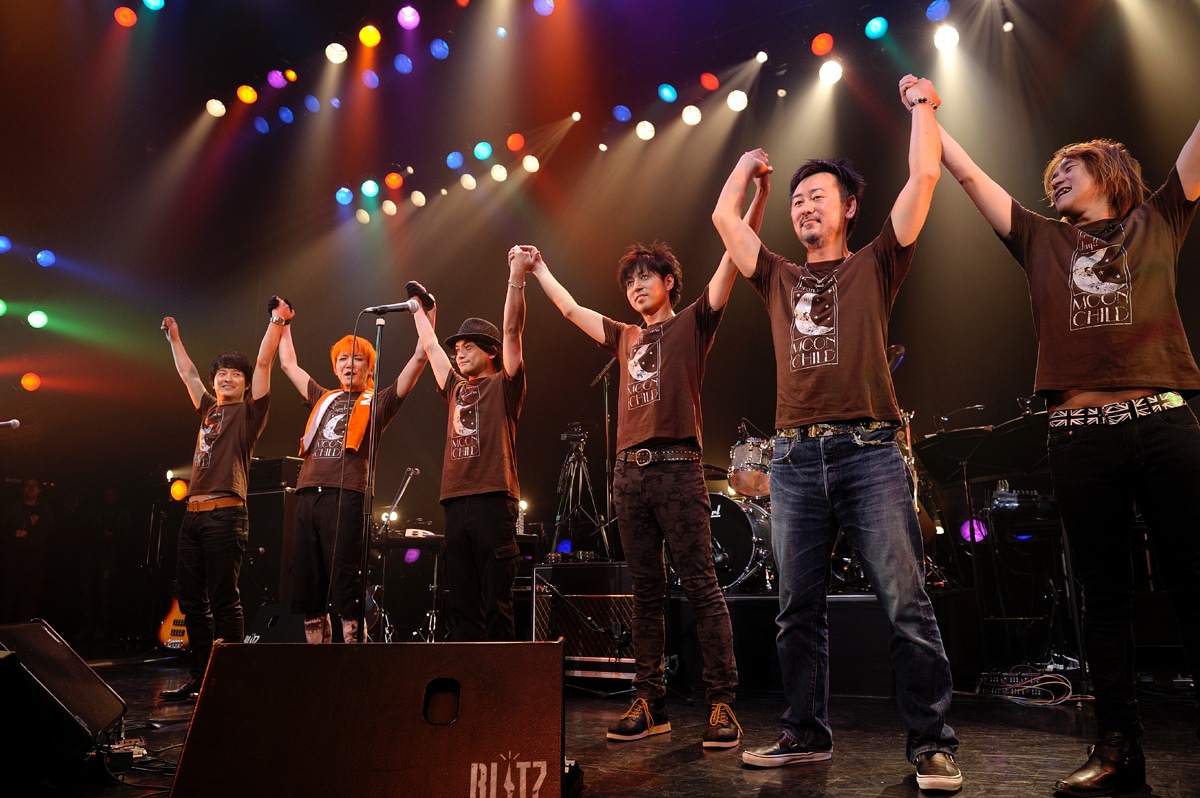 左からKATSU（Cho / CROSS）、樫山圭（Dr）、渡邊崇尉（B）、佐々木収（Vo, G）、大渡亮（G / Do As Infinity）、都啓一（Key / SOPHIA）