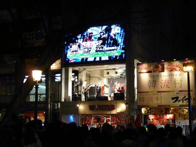 大阪・アメリカ村三角公園フリーライブの様子。
