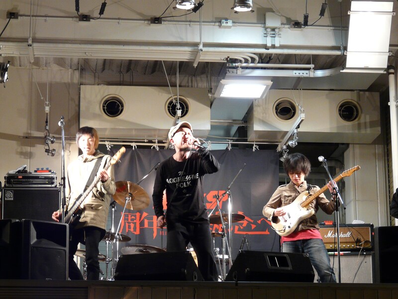 大阪・アメリカ村三角公園フリーライブの様子。