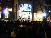 大阪・アメリカ村三角公園フリーライブの様子。