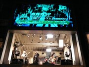 大阪・アメリカ村三角公園フリーライブの様子。