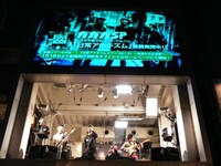 大阪・アメリカ村三角公園フリーライブの様子。