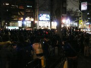 大阪・アメリカ村三角公園フリーライブの様子。