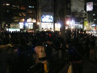 大阪・アメリカ村三角公園フリーライブの様子。