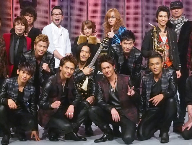 収録時の三代目 J Soul Brothersと堂本ブラザーズバンド。KinKi Kidsのファンだと告白した今市隆二（写真下段右から2番目）、高見沢俊彦にもらったギターで演奏に参加したNAOKI（中段左から2番目）。