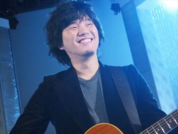 秦基博「初恋」収録時のオフショット。