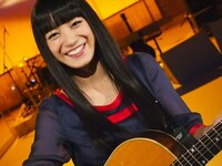 miwa「ホイッスル ～君と過ごした日々～」収録時のオフショット。