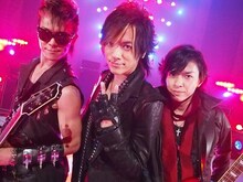 BREAKERZ「RUSTY HEARTS」収録時のオフショット。