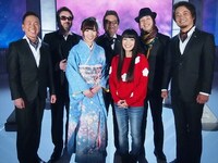 岩佐美咲×miwa×チキンガーリックステーキ「桜の花びらたち」収録時のオフショット。