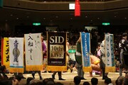 大相撲初場所の横綱白鵬の取り組み前に掲げられる「SID 10th Anniversary LIVE」ロゴ入り懸賞旗。