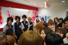 サプライズにファン驚喜！シドが渋谷カラオケ店訪問