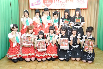 とちおとめ25（下段左からやよい、あい、くるみ、かりん、上段左からまお、まどか、メイ、あんな）。LinQ（下段左から志良ふう子、瑞稀もえ、山木彩乃、上段左から天野なつ、坂井朝香）