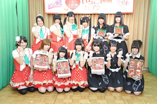 とちおとめ25（下段左からやよい、あい、くるみ、かりん、上段左からまお、まどか、メイ、あんな）。LinQ（下段左から志良ふう子、瑞稀もえ、山木彩乃、上段左から天野なつ、坂井朝香）