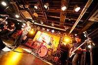 ASIAN KUNG-FU GENERATIONによるCUTUP STUDIOこけら落としライブの様子（撮影：栗原大輔）。