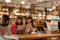 2Fにオープンした「TOWER RECORDS CAFE」でくつろぐNegicco。